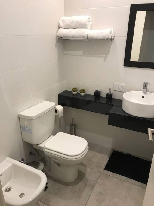 Suite In San Telmo Dormitorio En Suite Con Dos Banos Y Balcon A La Calle Буенос Айрес Екстериор снимка