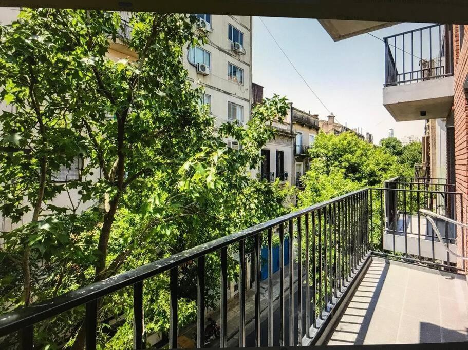 Suite In San Telmo Dormitorio En Suite Con Dos Banos Y Balcon A La Calle Буенос Айрес Екстериор снимка